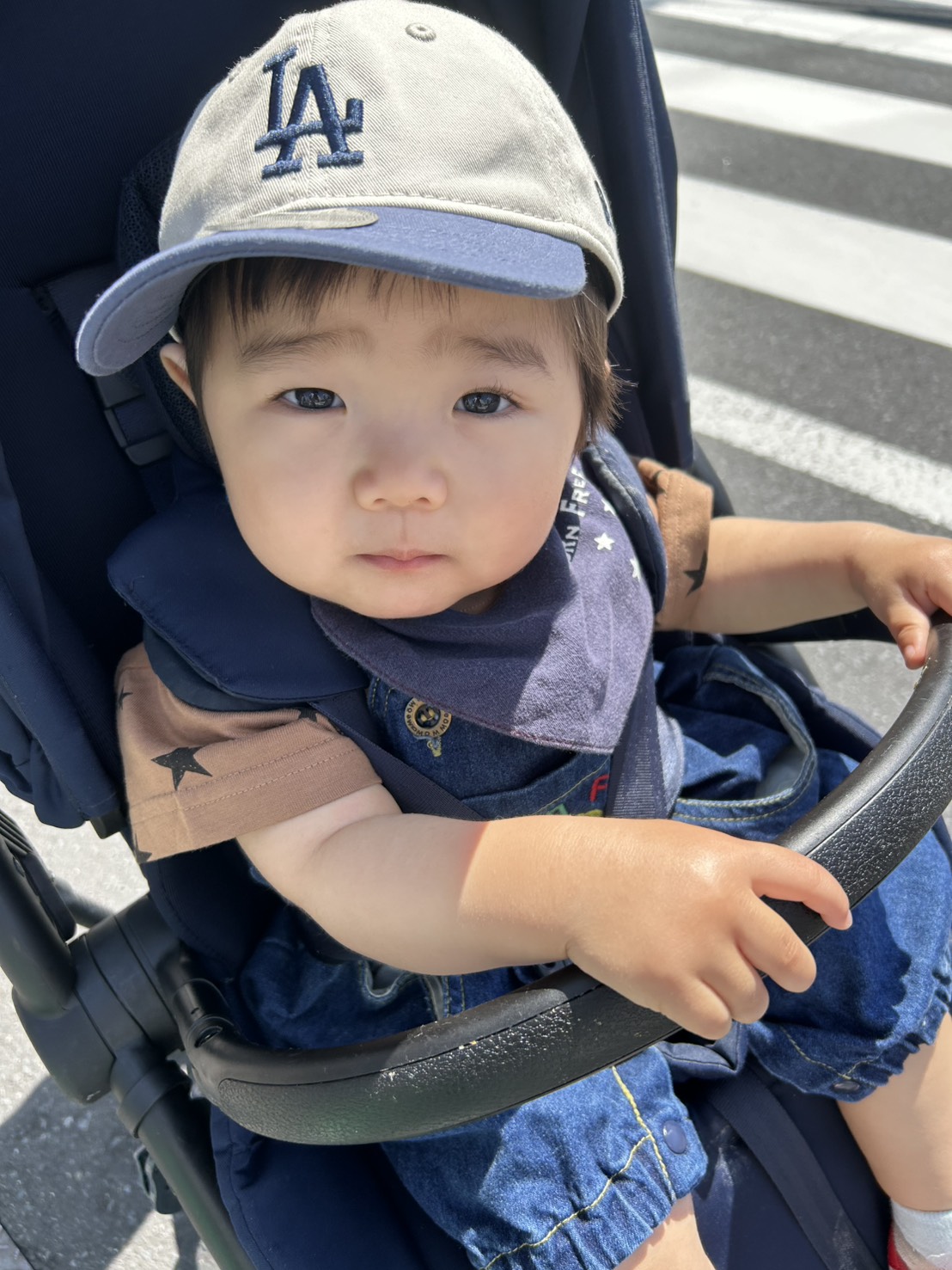 ベビーカーに乗る元気な赤ちゃん