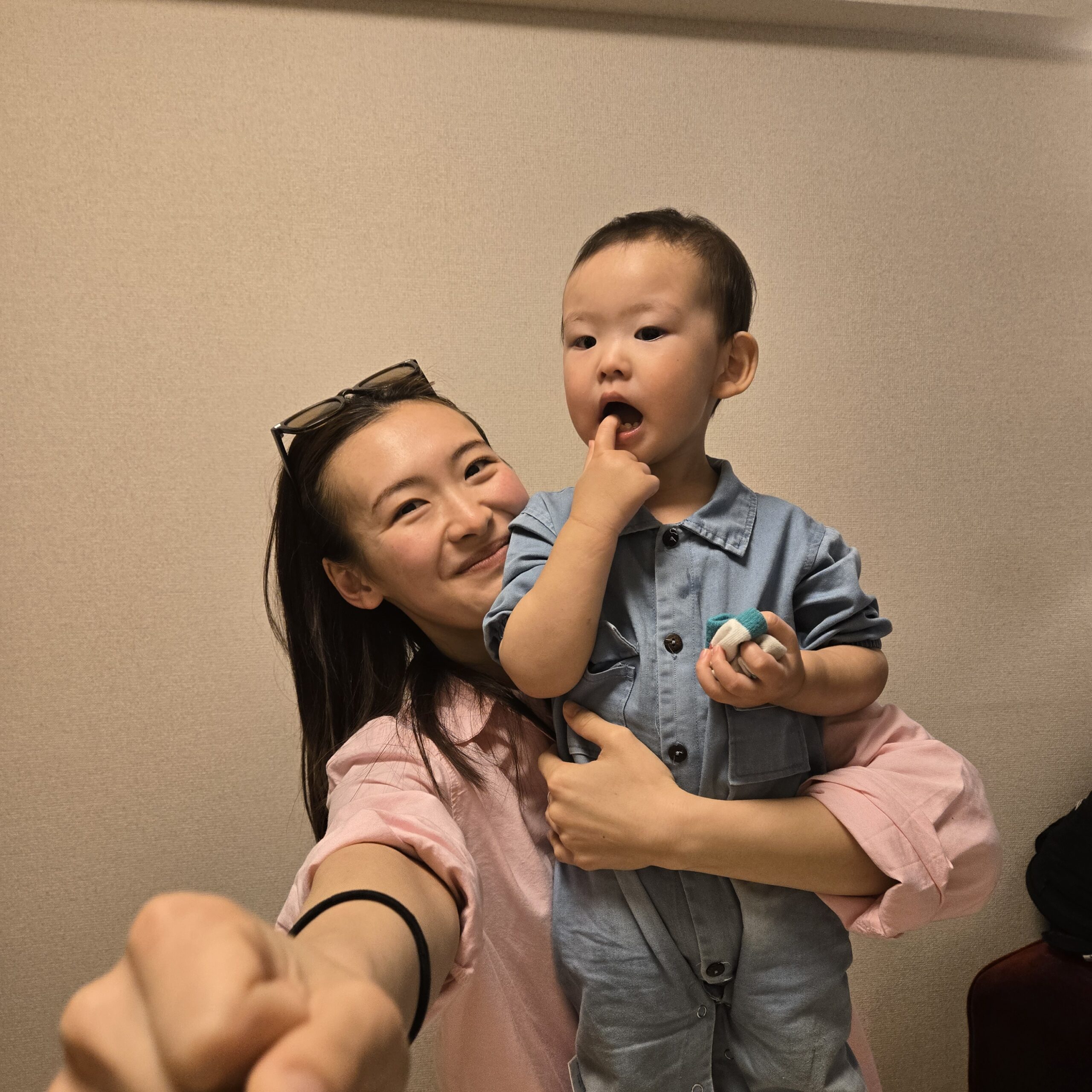 お子さんを抱っこするお母さん — 産後の育児を全力でサポート