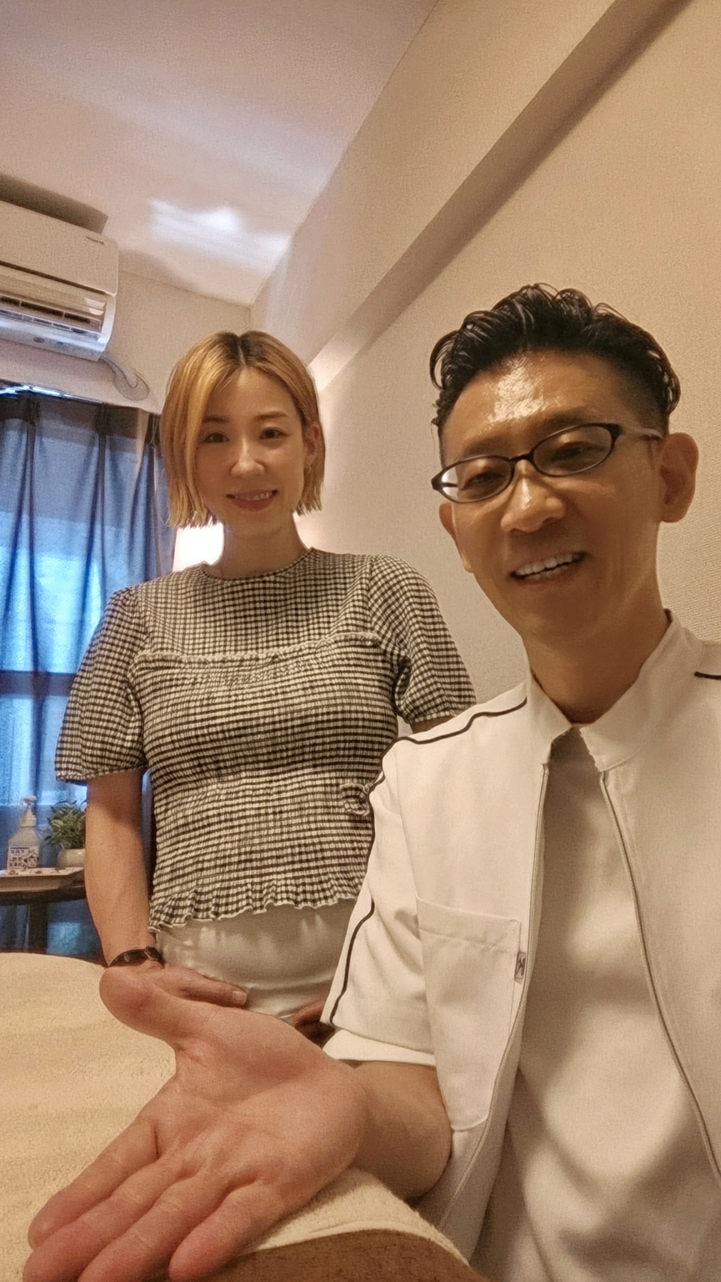 施術者と患者さん — 丁寧な問診から始まります